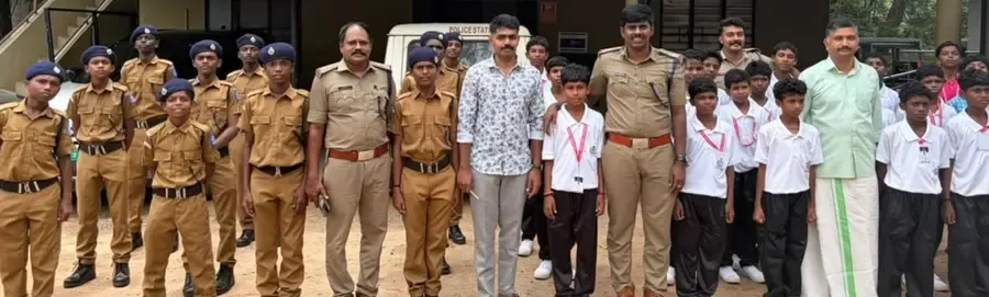 അരിപ്പ ജിഎംആർഎസ്‌ എസ്‌പിസി കാഡറ്റുകൾ കുളത്തൂപ്പുഴ പൊലീസ് സ്റ്റേഷൻ സന്ദർശിച്ചപ്പോൾ
