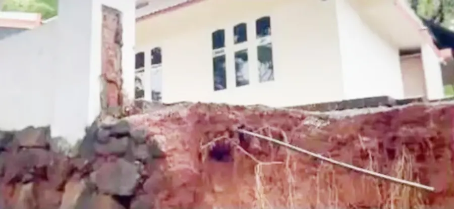 ചക്കാലക്കൽ ചെമ്പറ്റ ചരുമലയിൽ വീടിന്റെ ചുറ്റുമതിൽ ഇടിഞ്ഞനിലയിൽ