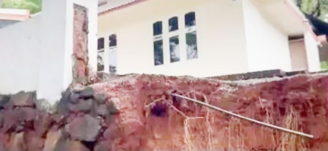 ചക്കാലക്കൽ ചെമ്പറ്റ ചരുമലയിൽ വീടിന്റെ ചുറ്റുമതിൽ ഇടിഞ്ഞനിലയിൽ