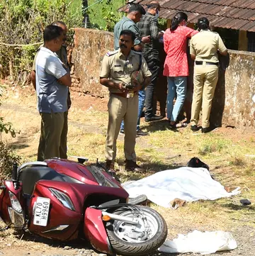 സുധാകരന്റെ മൃതദേഹവും സമീപം ഇരുചക്രവാഹനവും