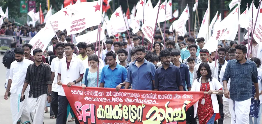 അവകാശ പത്രിക അംഗീകരിക്കണമെന്നാവശ്യപ്പെട്ട് എസ്എഫ്ഐ കലക്ടറേറ്റിലേക്ക് നടത്തിയ മാർച്ച്