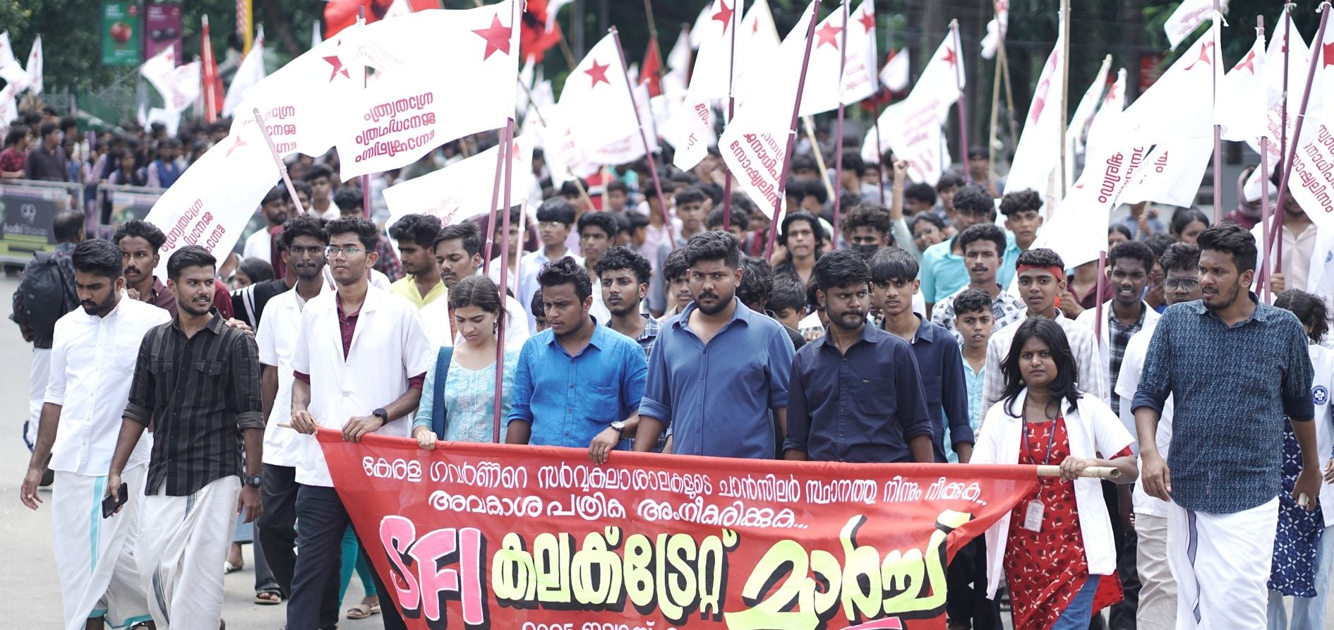 അവകാശ പത്രിക അംഗീകരിക്കണമെന്നാവശ്യപ്പെട്ട് എസ്എഫ്ഐ കലക‍്ടറേറ്റിലേക്ക് നടത്തിയ മാർച്ച്