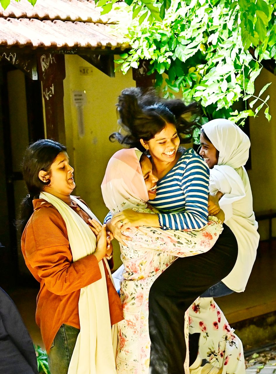 എസ്എസ്എൽസി പരീക്ഷയിൽ നൂറ് ശതമാനം വിജയം നേടിയ നടക്കാവ് ഗവ. ഹയർ സെക്കൻഡറി സ്കൂളിലെ വിദ്യാർഥികളുടെ ആഹ്ലാദം 					ഫോട്ടോ: ജഗത് ലാൽ