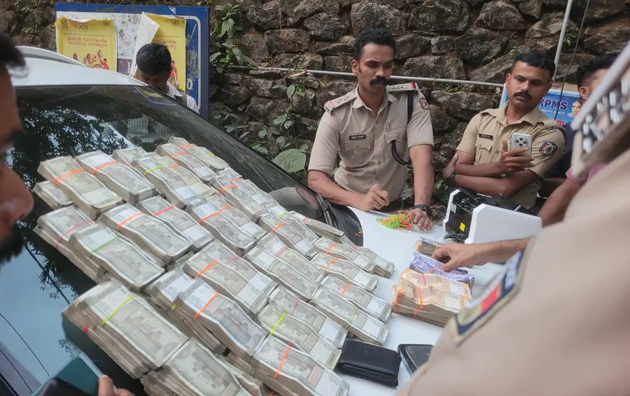 പിടികൂടിയ കുഴൽപ്പണം എണ്ണി തിട്ടപ്പെടുത്തുന്നു