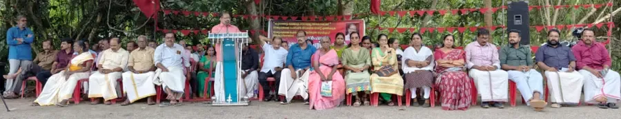 കെഎസ്കെടിയു നേതൃത്വത്തിൽ ചാത്തന്നൂർ മീനാട് വില്ലേജ് ഓഫീസിനു മുന്നിൽ നടന്ന പ്രതിഷേധക്കൂട്ടായ്മ സിപിഐ എം ജില്ലാ സെക്രട്ടറി എസ് സുദേവൻ ഉദ്ഘാടനംചെയ്യുന്നു