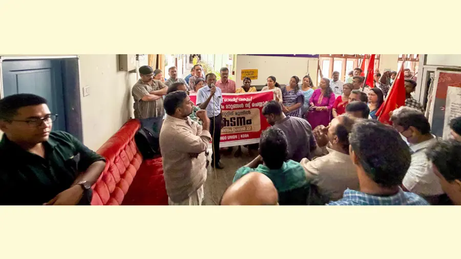 സംസ്ഥാന ഓഡിറ്റ് വകുപ്പിലെ അന്യായ സ്ഥലംമാറ്റങ്ങൾക്കെതിരെ എൻജിഒ യൂണിയന്റെയും കെജിഒഎയുടെയും നേതൃത്വത്തിൽ ഡയറക്ടറേറ്റിൽ നടന്ന പ്രതിഷേധം