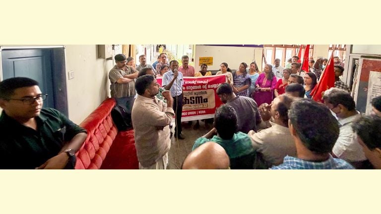 സംസ്ഥാന ഓഡിറ്റ് വകുപ്പിലെ അന്യായ സ്ഥലംമാറ്റങ്ങൾക്കെതിരെ എൻജിഒ യൂണിയന്റെയും കെജിഒഎയുടെയും  നേതൃത്വത്തിൽ ഡയറക്ടറേറ്റിൽ നടന്ന പ്രതിഷേധം