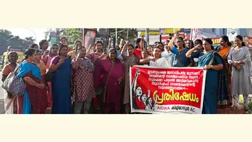 സ്ത്രീ സുരക്ഷാ പദ്ധതി അട്ടിമറിച്ച യുഡിഎഫ് സര്‍ക്കാര്‍ നടപടിക്കെതിരെ മഹിളാ അസോസിയേഷന്‍ കിളിമാനൂരില്‍  സംഘടിപ്പിച്ച പ്രതിഷേധം 