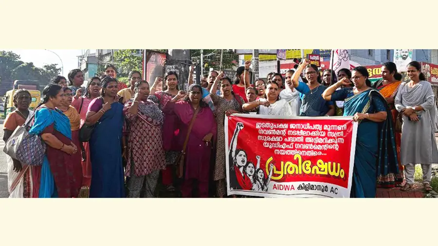 സ്ത്രീ സുരക്ഷാ പദ്ധതി അട്ടിമറിച്ച യുഡിഎഫ് സര്‍ക്കാര്‍ നടപടിക്കെതിരെ മഹിളാ അസോസിയേഷന്‍ കിളിമാനൂരില്‍  സംഘടിപ്പിച്ച പ്രതിഷേധം 
