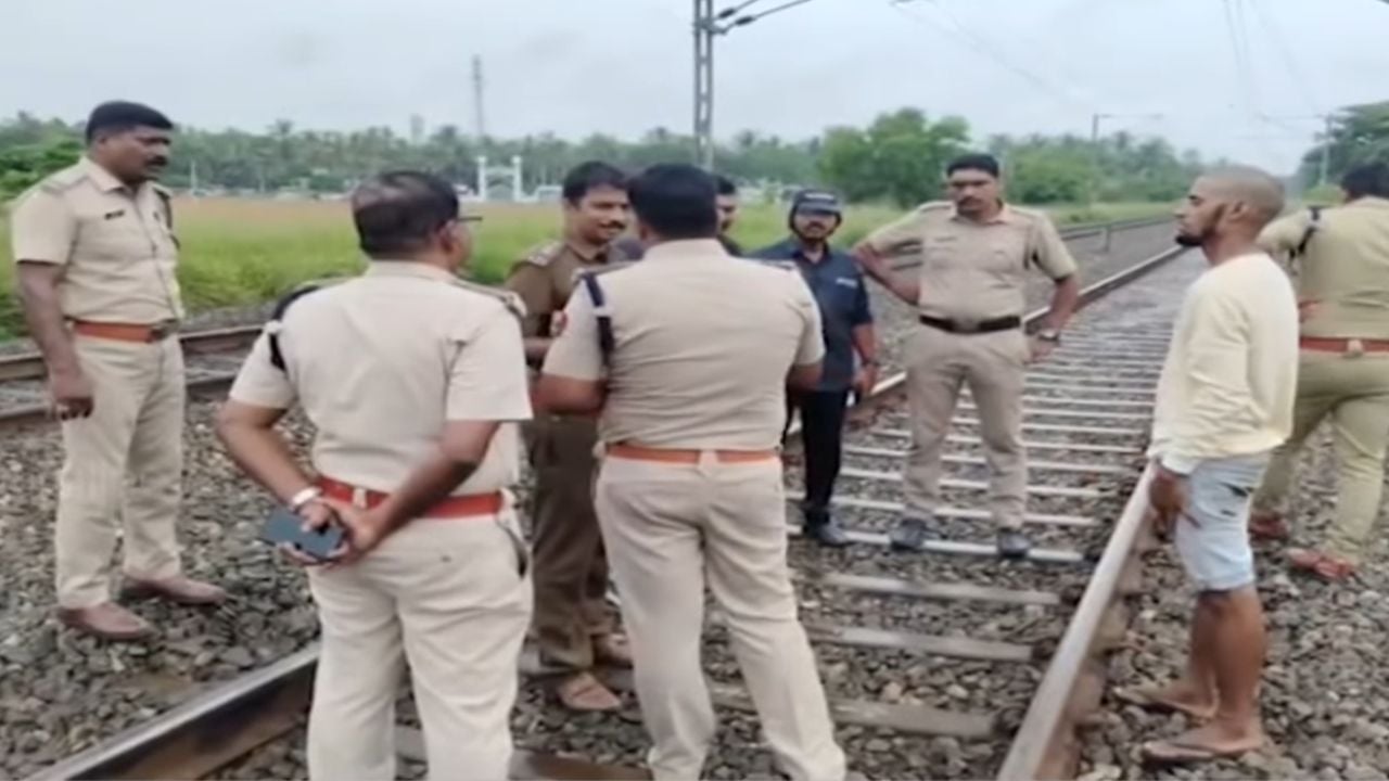 stone pelting on train trivandrum