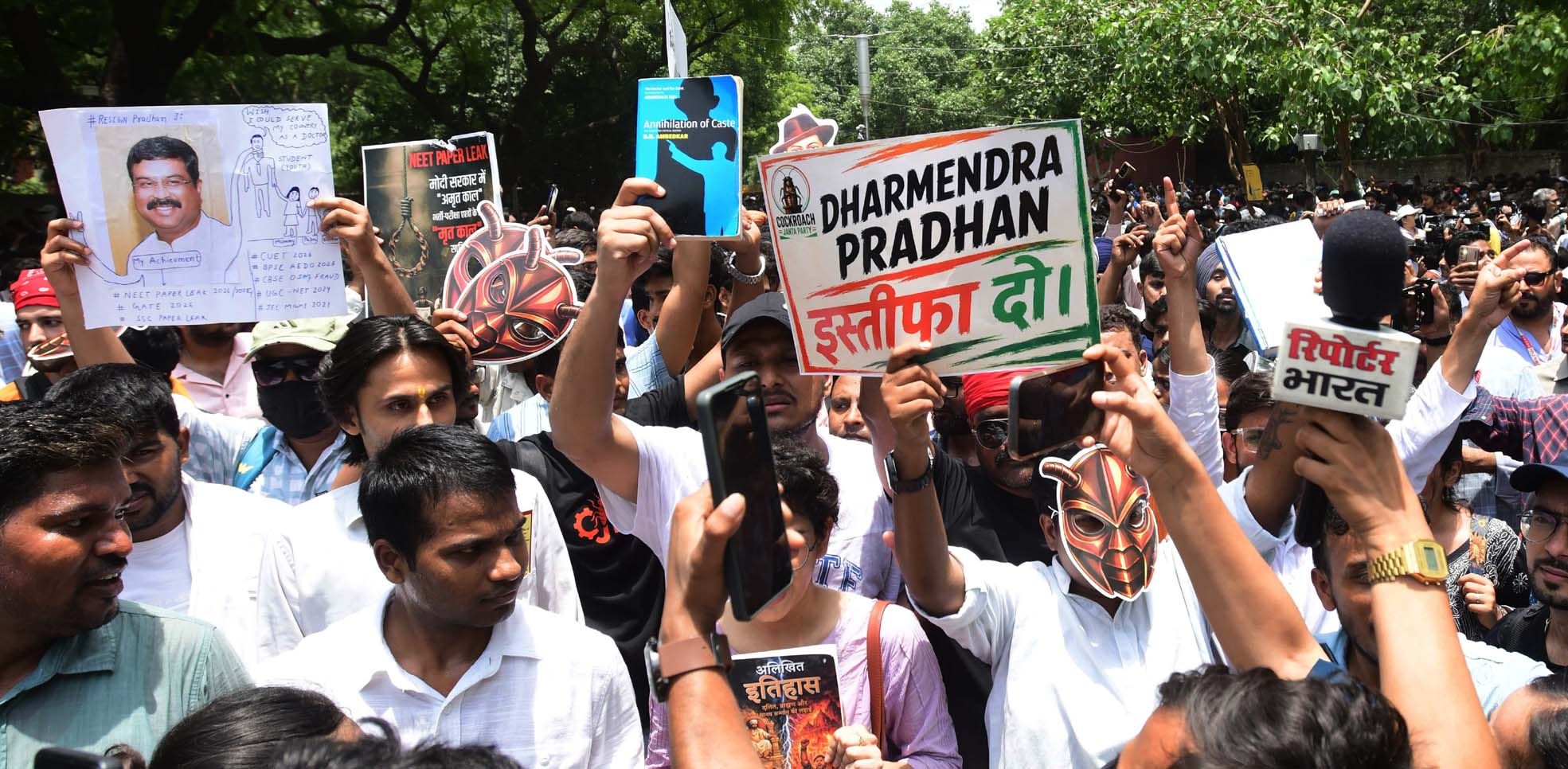 കോക്രോച്ച്‌ ജനതാപാർടിയുടെ പ്രതിഷേധം       ഫോട്ടോ: പി വി സുജിത്‌
