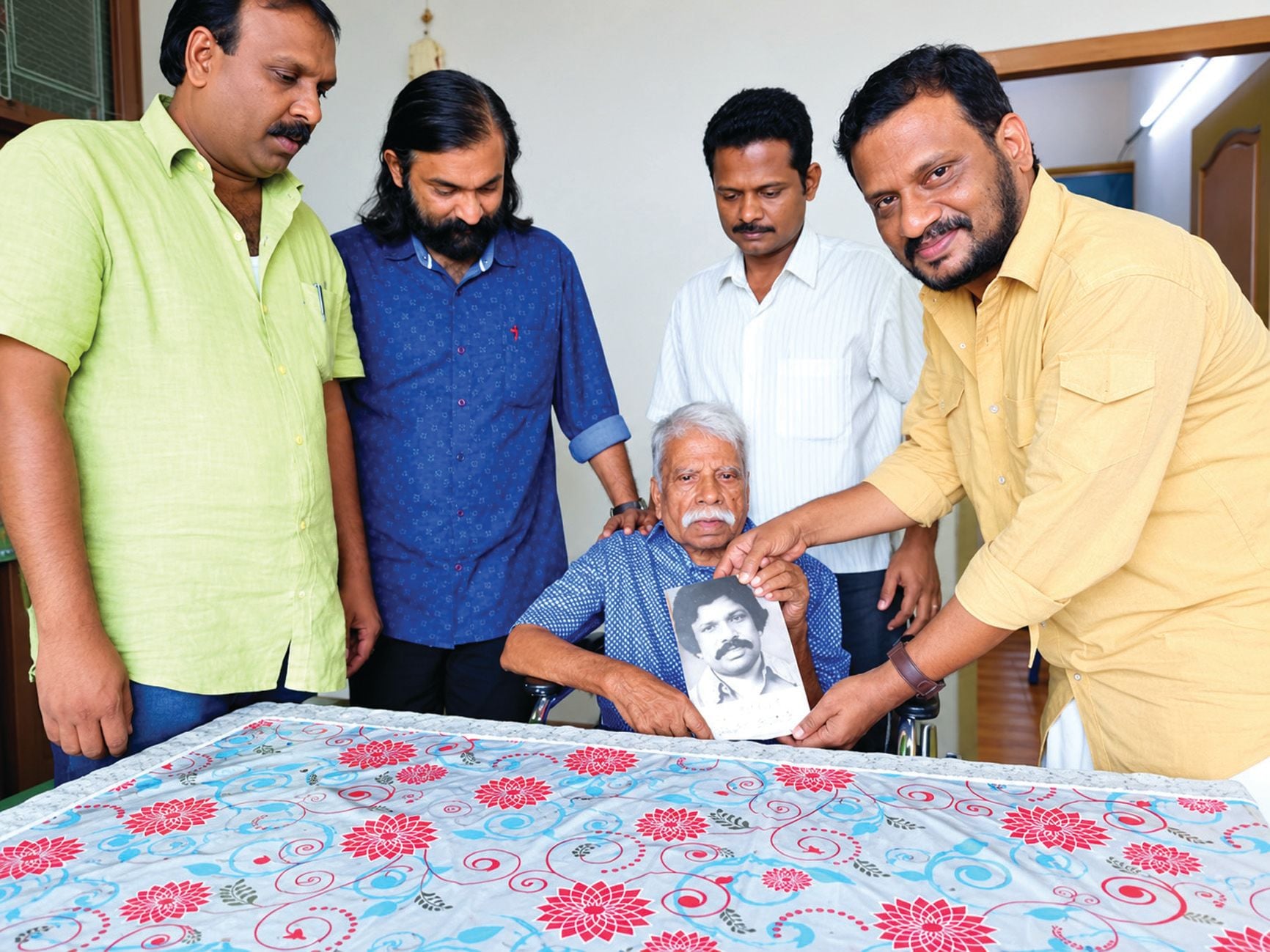 പുനത്തിലിന്റെ സമ്പൂർണ കഥകളുടെ അനൗപചാരിക പ്രകാശനം വി ആർ സുധീഷ്‌ നിർവഹിക്കുന്നു