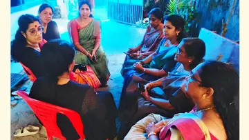 വള്ളംമറിഞ്ഞ് മരിച്ച മത്സ്യത്തൊഴിലാളികളുടെ വീട്ടിലെത്തിയ അഖിലേന്ത്യ ജനാധിപത്യ മഹിള
അസോസിയേഷൻ സംസ്ഥാന സെക്രട്ടറി സി എസ് സുജാത കുടുംബാംഗങ്ങളെ ആശ്വസിപ്പിക്കുന്നു