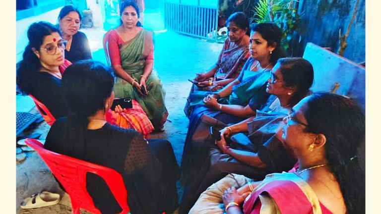 വള്ളംമറിഞ്ഞ് മരിച്ച മത്സ്യത്തൊഴിലാളികളുടെ വീട്ടിലെത്തിയ അഖിലേന്ത്യ ജനാധിപത്യ മഹിള  അസോസിയേഷൻ സംസ്ഥാന സെക്രട്ടറി സി എസ് സുജാത കുടുംബാംഗങ്ങളെ ആശ്വസിപ്പിക്കുന്നു