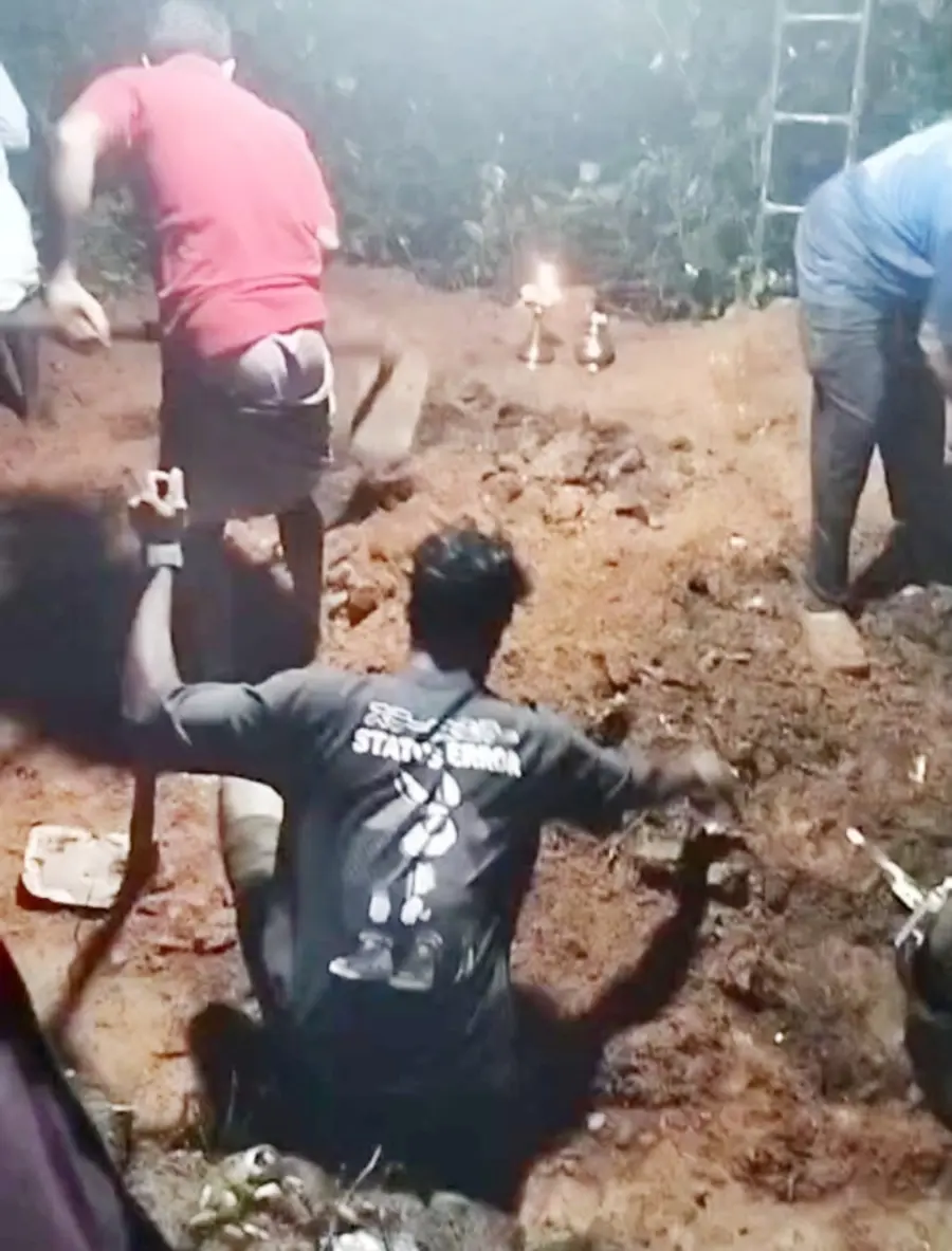സുമതിയുടെ സംസ്കാരം നടത്താൻ
കുഴിയെടുക്കുന്ന യുവാക്കൾ