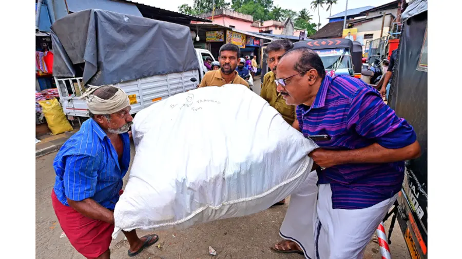 ചാല കമ്പോളത്തിൽ ചുമടുമായെത്തിയ തൊഴിലാളിയുടെ സൈക്കിൾ മറിഞ്ഞപ്പോൾ ചാക്ക് എടുത്തുവയ്ക്കാൻ സഹായിക്കുന്ന എൽഡിഎഫ് സ്ഥാനാർഥി എസ് എ സുന്ദർ