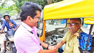     കോർപറേഷൻ കവടിയാർ വാർഡ്‌ എൽഡിഎഫ്‌  സ്ഥാനാർഥി എ സുനിൽകുമാറിന്‌ ടെന്നീസ് ക്ലബ്ബിന്  സമീപത്തെ പര്യടനത്തിനിടെ വിജയാശംസകൾ നേരുന്ന ഓട്ടോ തൊഴിലാളി