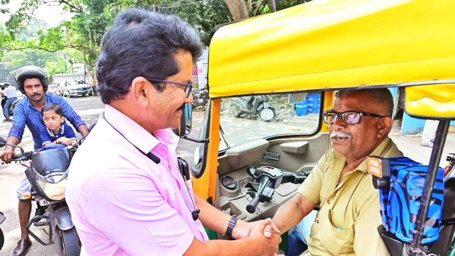     കോർപറേഷൻ കവടിയാർ വാർഡ്‌ എൽഡിഎഫ്‌  സ്ഥാനാർഥി എ സുനിൽകുമാറിന്‌ ടെന്നീസ് ക്ലബ്ബിന്  സമീപത്തെ പര്യടനത്തിനിടെ വിജയാശംസകൾ നേരുന്ന ഓട്ടോ തൊഴിലാളി