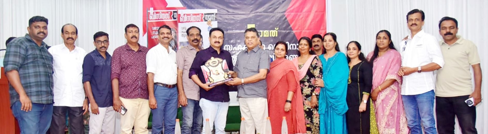    ഇ സുനിൽ കുമാറിന്  മിൽമ ചെയർമാൻ കെ എസ് മണി അവാർഡ്‌ സമ്മാനിക്കുന്നു