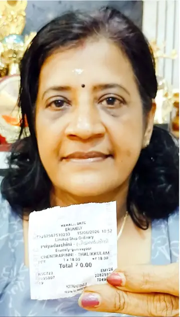 ടിക്കറ്റുമായി  സുപ്രിയ 