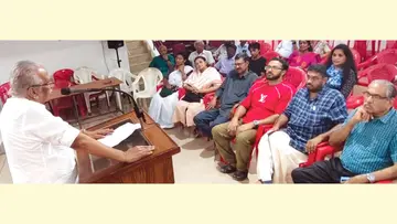സൂര്യ കൃഷ്ണമൂർത്തി അനുസ്‌മരണത്തിൽ കലാസാഹിത്യസംഘം സംസ്ഥാന വൈസ് പ്രസിഡന്റ്‌ പ്രൊഫ. വി എൻ മുരളി സംസാരിക്കുന്നു