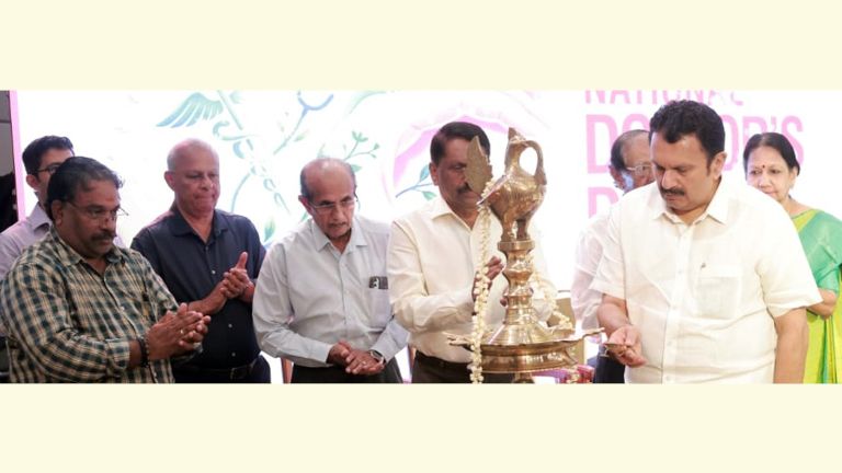 പട്ടം എസ് യു ടി ആശുപത്രിയിൽ ദേശീയ ഡോക്ടേഴ്സ് ദിനം   മന്ത്രി കെ മുരളീധരന്‍  ഉദ്ഘാടനം ചെയ്യുന്നു