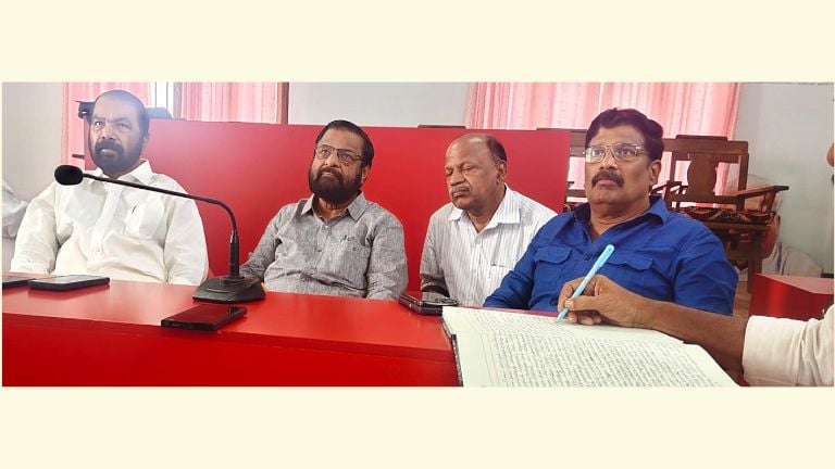 സ്വകാര്യ ബസ് ഉടമ, തൊഴിലാളി പ്രതിനിധികളുടെ യോഗത്തിൽ കേരള ബസ് ട്രാൻസ്പോർട്ട് വർക്കേഴ്‌സ് ഫെഡറേഷൻ  പ്രസിഡന്റ്‌ കടകംപള്ളി സുരേന്ദ്രൻ സംസാരിക്കുന്നു 