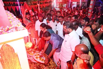 പുന്നപ്ര സമരഭൂമിയിലെ രക്തസാക്ഷി മണ്ഡപത്തിൽ സിപിഐ എം കേന്ദ്ര കമ്മിറ്റി അംഗം സി എസ് സുജാതയും  സംസ്ഥാന സെക്രട്ടറിയറ്റ് അംഗം എം സ്വരാജും പുഷ്പചക്രം അർപ്പിക്കുന്നു