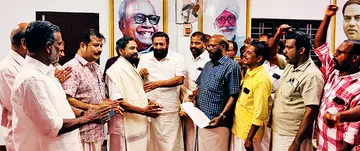 കോൺഗ്രസ്‌ വിട്ട്‌ സിപിഐ എമ്മിനൊപ്പം വന്ന ബാബു മുള്ളൻചിറയെ സംസ്ഥാന കമ്മിറ്റിയംഗം കെ പ്രസാദിന്റെ  നേതൃത്വത്തിൽ സ്വീകരിക്കുന്നു