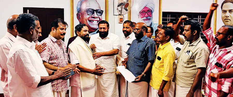 കോൺഗ്രസ് വിട്ട് സിപിഐ എമ്മിനൊപ്പം വന്ന ബാബു മുള്ളൻചിറയെ സംസ്ഥാന കമ്മിറ്റിയംഗം കെ പ്രസാദിന്റെ
നേതൃത്വത്തിൽ സ്വീകരിക്കുന്നു