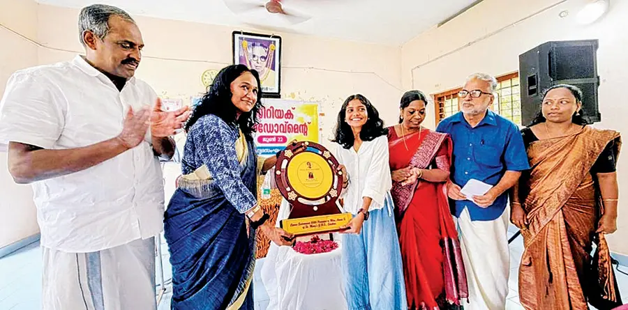 റെവന്യൂ ജില്ലാ സ്കൂൾ കലോത്സവം ഹൈസ്കൂൾ വിഭാഗം മലയാളം പ്രസംഗമത്സര വിജയി എടത്വ സെന്റ് മേരീസ്
ജിഎച്ച്എസ്എസിലെ എസ് അമ്മുവിന് വയലാറിൽ സിറിയക് എബ്രഹാം അനുസ്മരണവേദയിൽ കുക്കു പരമേശ്വരൻ
എൻഡോവ്മെന്റ് സമ്മാനിക്കുന്നു