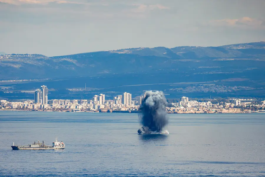 US Issues Strait of Hormuz Shipping Warning - Deshabhimani