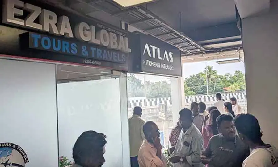 വിസ തട്ടിപ്പ് നടത്തിയ സ്ഥാപനത്തിനുമുന്നിൽ തട്ടിപ്പിനിരയായവർ