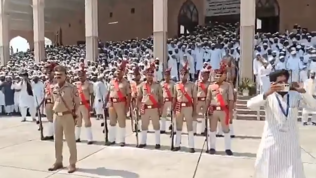 Taliban guard of honor