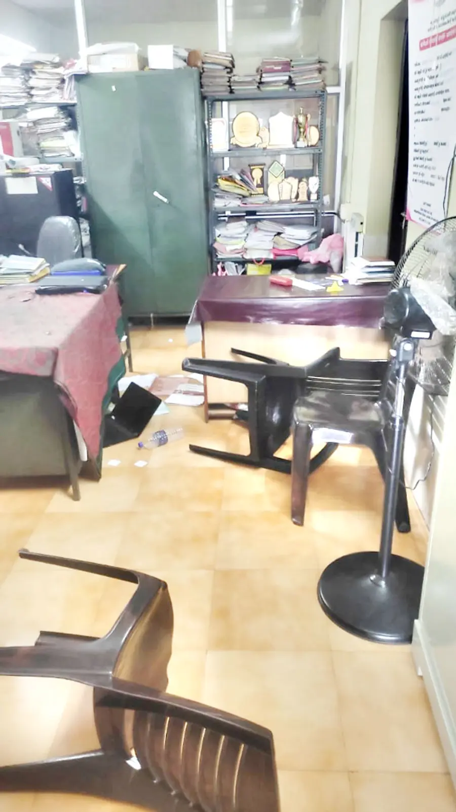 താനാളൂർ പഞ്ചായത്ത് കുടുംബശ്രീ സിഡിഎസ് ഓഫീസിലെ കസേരകളും ഫയലുകളും മുസ്ലിംലീഗ് അക്രമികൾ വലിച്ചിട്ട നിലയിൽ