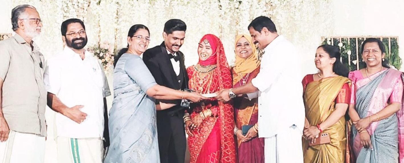 വിവാഹവേദിയിൽ സാന്ത്വനം പാലിയേറ്റീവ്‌ സൊസൈറ്റിയുടെ പ്രവർത്തനങ്ങൾക്കായി 10000 രൂപ സംഭാവന നൽകി വധൂവരന്മാർ.