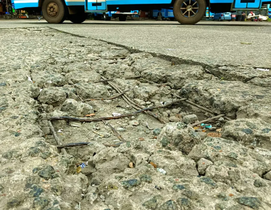 മുനിസിപ്പല്‍ ബസ് സ്റ്റാൻഡില്‍ അപകടം പതിയിരിക്കുന്നു .സൂക്ഷിച്ച് നടക്കണേ, കാലുകീറും. മുനിസിപ്പൽ ബസ്‌ സ്‌റ്റാൻഡിൽ ബസ്‌ കാത്ത്‌ നിൽക്കുന്നവർ ശ്രദ്ധിച്ചില്ലെങ്കില്‍ കാലിൽ കോൺക്രീറ്റ്‌ കന്പികൾ തറച്ചുകയറാൻ സാധ്യതയുണ്ട്