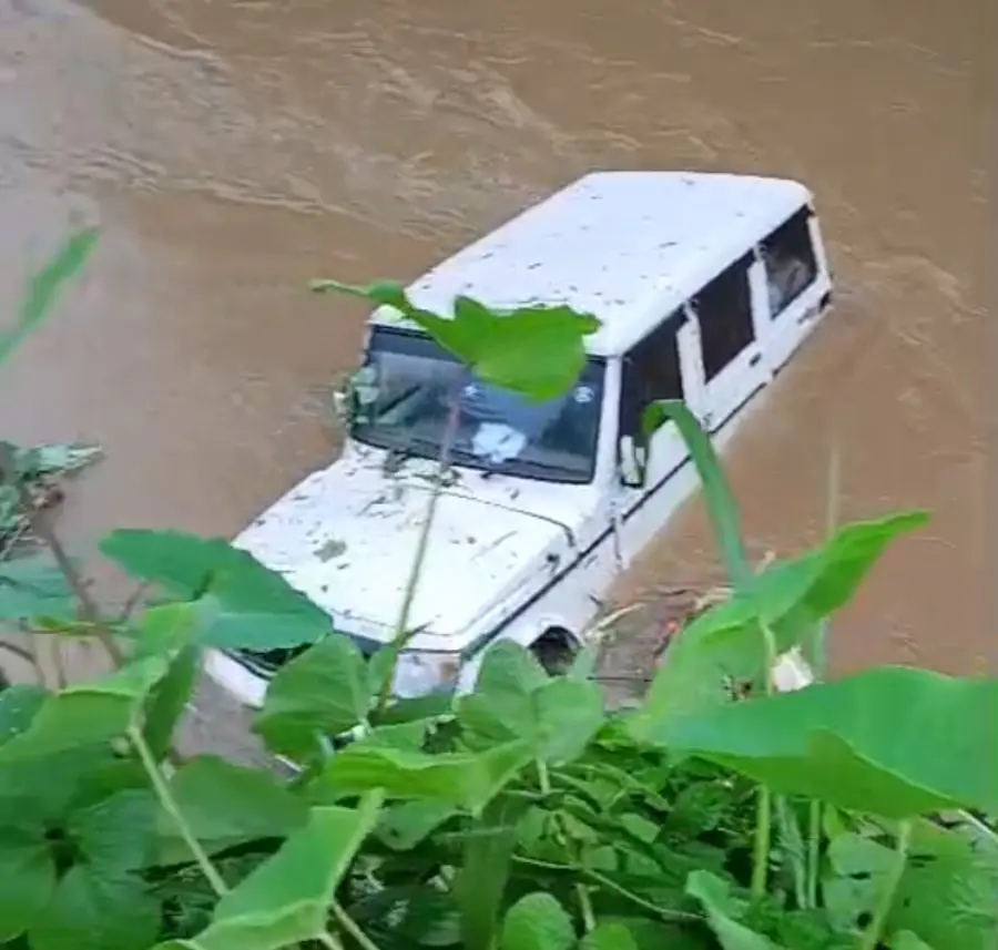 കരിങ്കുന്നം മഞ്ഞക്കടമ്പ് ഭാഗത്ത് ജീപ്പ് തോട്ടിലേക്ക് മറിഞ്ഞു