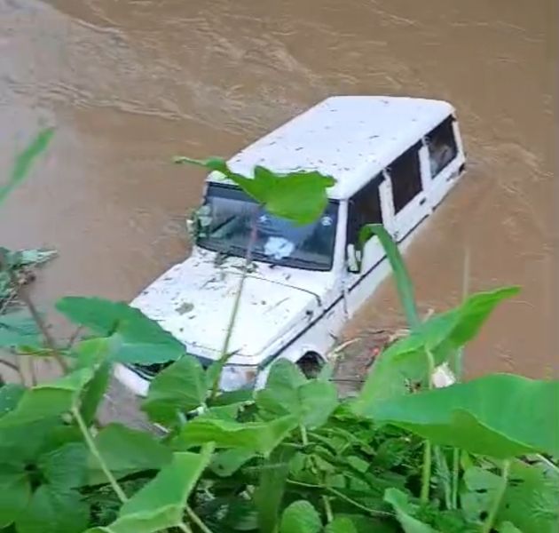 കരിങ്കുന്നം മഞ്ഞക്കടമ്പ് ഭാഗത്ത് ജീപ്പ് തോട്ടിലേക്ക് മറിഞ്ഞു