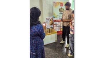 റൈസ്‌ ബക്കറ്റ്‌ ചലഞ്ചിന്റെ ഭാഗമായി   ഇൻഫോപാർക്കിൽ സ്ഥാപിച്ച ബോക്‌സിലെ  ക്യുആർ കോഡ്‌ സ്‌കാൻ ചെയ്യുന്നവർ