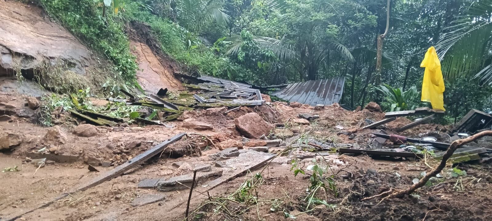 പൂഞ്ഞാർ തെക്കേക്കര ഒറവപ്പാറയിൽ ഞായറാഴ്‌ചയുണ്ടായ മണ്ണിടിച്ചിൽ 