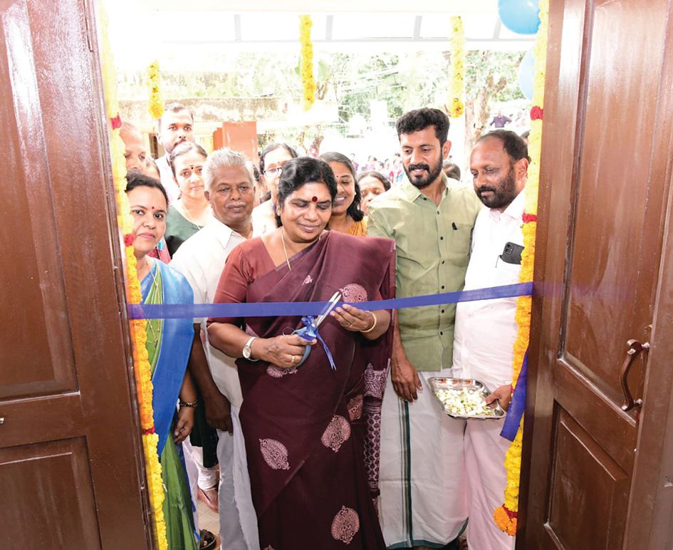 താമരക്കുളം മൃഗാശുപത്രിയുടെ പുതിയ കെട്ടിടം മന്ത്രി ജെ ചിഞ്ചുറാണി   ഉദ്ഘാടനംചെയ്യുന്നു