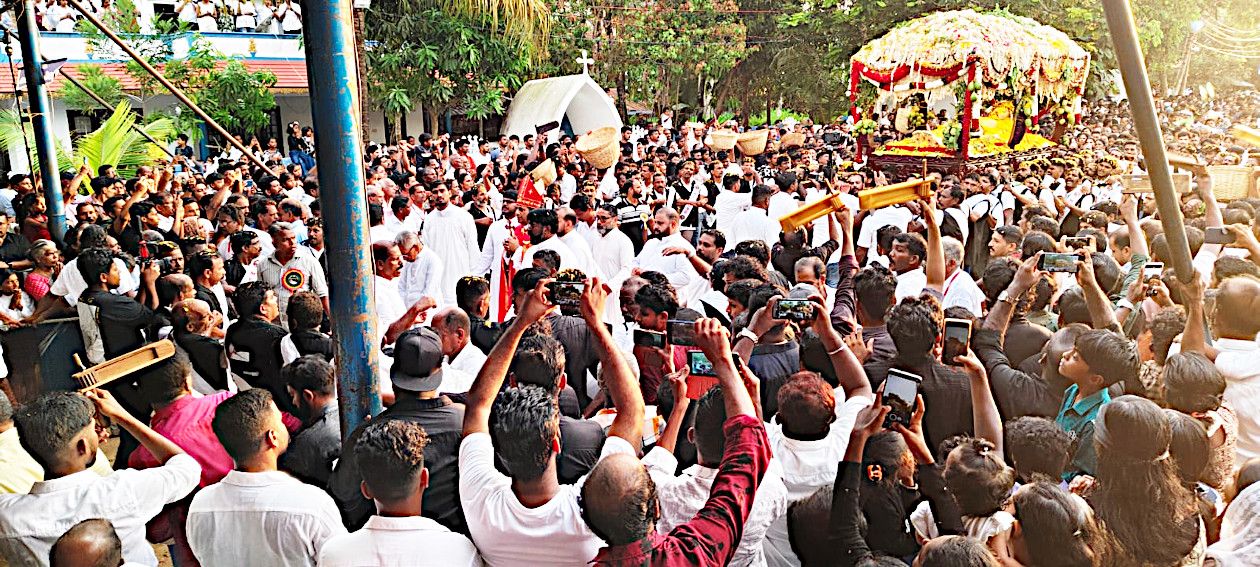 തങ്കി സെന്റ്‌ മേരീസ് ഫൊറോന പള്ളിയിൽ ദുഃഖവെള്ളിയാഴ്‌ച കൊച്ചി രൂപത ബിഷപ് ഡോ. ആന്റണി കാട്ടിപ്പറമ്പിൽ  മുഖ്യകാർമികനായ നഗരികാണിക്കൽ