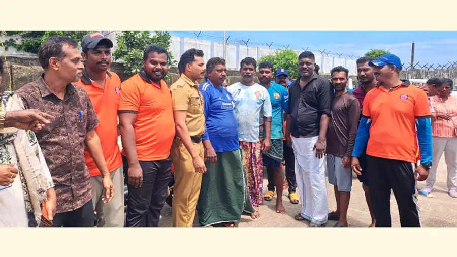 രക്ഷപ്പെടുത്തിയ മത്സ്യത്തൊഴിലാളികളെ വിഴിഞ്ഞം തീരത്ത് എത്തിച്ചപ്പോൾ