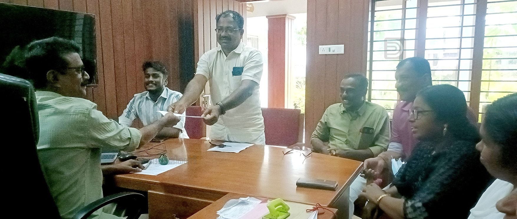 കുലശേഖരപുരത്തെ എൽഡിഎഫ് പ്രതിനിധികൾ പഞ്ചായത്ത് സെക്രട്ടറിക്ക്  നിവേദനം നൽകുന്നു 