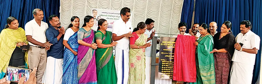 തൈക്കാട്ടുശേരി തേവർവട്ടം ഗവ. ഹയർസെക്കൻഡറി സ്കൂളിൽ കിഫ്ബി പദ്ധതിയിൽ അനുവദിച്ച 1.3 കോടി രൂപയുടെ
കെട്ടിടനിർമാണം ദലീമ എംഎൽഎ ഉദ്ഘാടനംചെയ്യുന്നു
