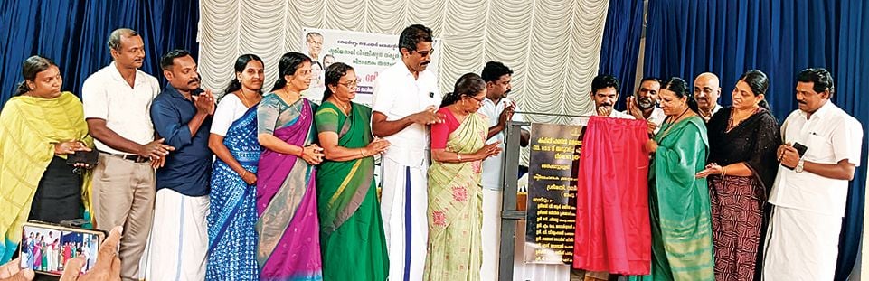 തൈക്കാട്ടുശേരി തേവർവട്ടം ഗവ. ഹയർസെക്കൻഡറി സ്‌കൂളിൽ കിഫ്‌ബി പദ്ധതിയിൽ അനുവദിച്ച 1.3 കോടി രൂപയുടെ  കെട്ടിടനിർമാണം ദലീമ എംഎൽഎ ഉദ്‌ഘാടനംചെയ്യുന്നു 