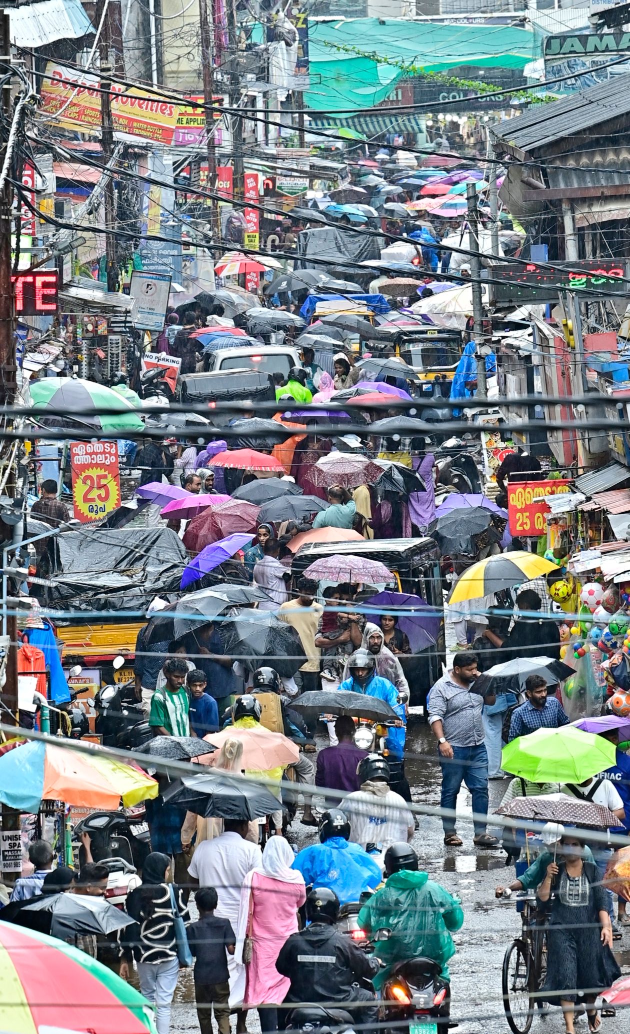 ഉത്രാട തലേന്ന് തിരക്കിലമർന്ന  പാളയം എംപി റോഡ് 