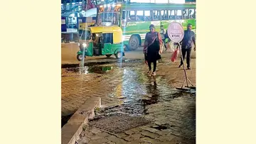 തന്പാനൂർ ബസ്‌ സ്‌റ്റാൻഡിനുമുന്നിലൂടെ മലിനജലമൊഴുകുന്നു