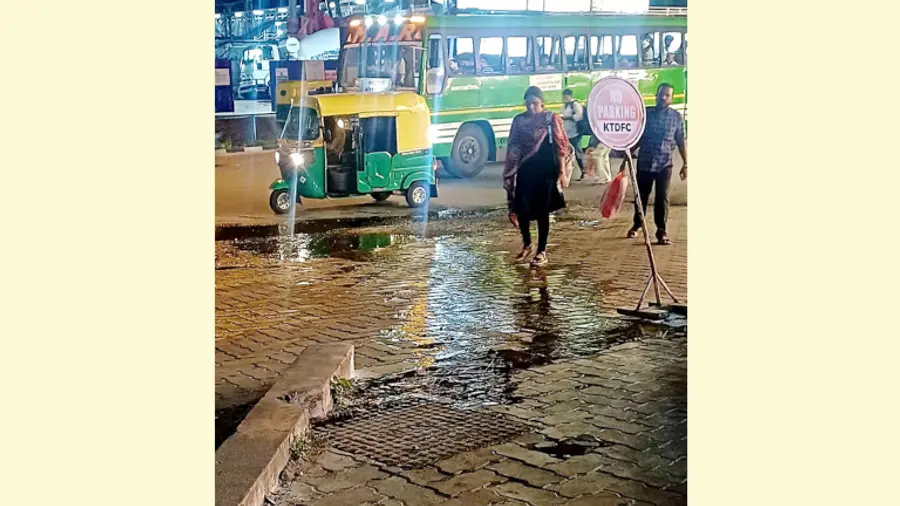 തന്പാനൂർ ബസ്‌ സ്‌റ്റാൻഡിനുമുന്നിലൂടെ മലിനജലമൊഴുകുന്നു